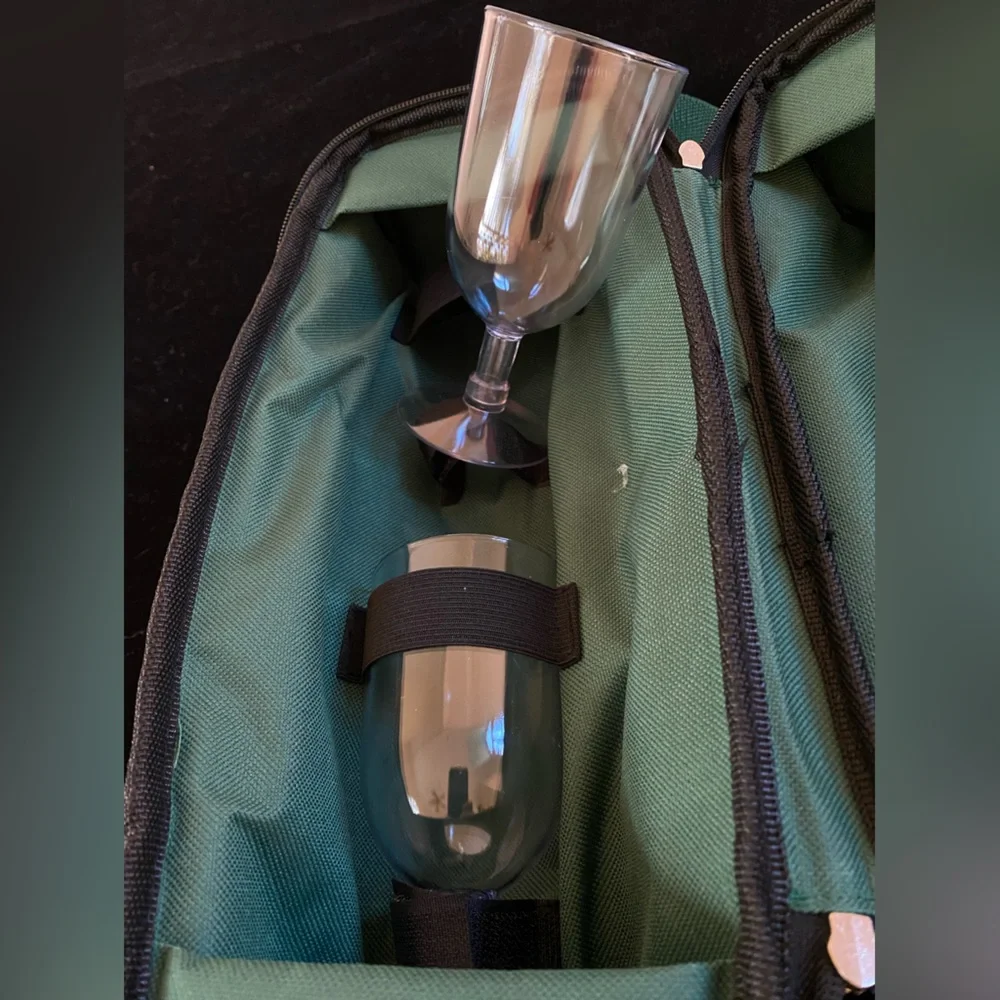 Picnic Time Estate Insulated Wine Tote with Service For two in Hunter Green nWOT